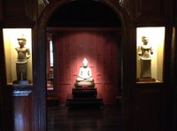 Hiasan Patung Budha di tengah rumah Jim Thompson. Jim diduga terkait badan intelijen CIA. (Ichsan/detikTravel)