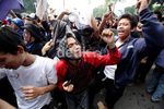 Di Depan Istana, Ribuan Buruh Asyik Berjoget
