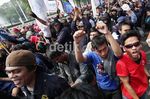 Di Depan Istana, Ribuan Buruh Asyik Berjoget