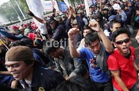Mereka berjoget sambil menyanyikan lagu-lagu perjuangan buruh.