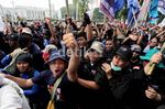 Di Depan Istana, Ribuan Buruh Asyik Berjoget