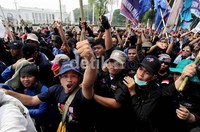 Para buruh berorasi menolak kebijakan pemerintah terkait upah dan outsourcing.