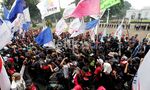 Di Depan Istana, Ribuan Buruh Asyik Berjoget
