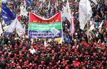 Di Depan Istana, Ribuan Buruh Asyik Berjoget