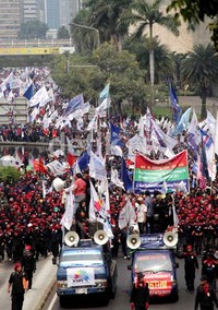 Buruh memenuhi jalur lambat dan jalur cepat serta jalur bus Transjakarta (busway).