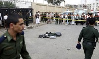 Polisi memeriksa lokasi ledakan. Sementara itu, pelaku bom bunuh diri tidak tewas dalam serangannya. Dia segera dievakuasi ke rumah sakit karena kehilangan kaki dan tangannya, namun pada akhirnya menghembuskan nafas terakhirnya selama penanganan tim medis. Reuters/Mohamed al-Sayaghi.