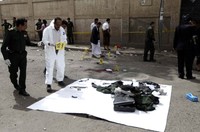 Polisi mengumpulkan barang-barang milik korban. Al Qaeda di Semenanjung Arab (AQAP) menyatakan bertanggungjawab atas serangan tersebut. Reuters/Mohamed al-Sayaghi.