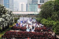 Ribuah buruh long march dari kawasan Bundaran HI menuju Istana Negara.