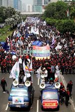 Ribuan Buruh Serbu Istana
