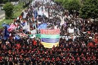 Buruh yang membawa bendera organisasi memenuhi semua ruas jalan.