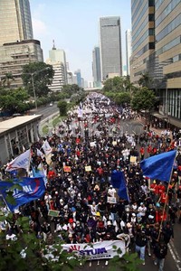 Ribuah buruh long march dari kawasan Bundaran HI menuju Istana Negara. Aksi ini membuat lalu lintas di sepanjang Jl Thamrin, Jakarta Pusat, macet total.