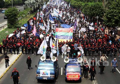 Ribuan Buruh Serbu Istana