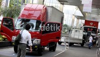 Truk-truk pengangkut barang logistik, kontainer, dan angkutan tanah yang dipamerkan, dijual dari mulai ratusan juta hingga milyaran rupiah.
