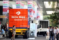 Pengunjung melintas di antara truk-truk besar yang menghiasi pameran Inasal-Inache 2012.