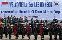 Kedatangan Letnan Jenderal Lee Ho Yeon disambut dengan upacara militer.