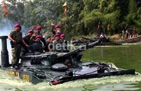 Letnan Jendral Lee Ho Yeon juga diajak menaiki tank amphibi yang bermanuver di air.