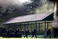 Marinir menggelar atraksi militer untuk menyambut kedatangan Letnan Jendral Lee Ho Yeon.