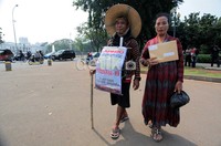 Saya perwakilan dari korban Lapindo berharap pada SBY untuk menemui saya dan menuntut dirinya menyelesaikan masalah Lapindo, ujar Hari Suwandi.