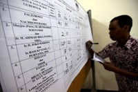 Panitia pemungutan suara (PPS) melakukan rekapitulasi hasil penghitungan suara pemilihan umum gubernur dan wakil gubernur DKI Jakarta di Kelurahan Petojo Selatan, Jakarta, Kamis (12/7/2012).