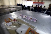 Kotak suara berjejer rapi di kantor Kelurahan Petojo Selatan, Jakarta. Usai dihitung di kelurahan, surat suara akan bergerak ke masing-masing kecamatan untuk dihitung kembali.