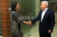 Hatta pun mempersilakan Mantan Menko Perekonomian dan Menteri Keuangan itu masuk ke ruangannya.