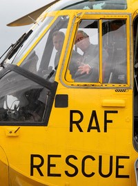 Naik helikopter, bapak dan anak itu terlihat mengelilingi lokasi. Chris Jackson - WPA Pool /Getty Images.