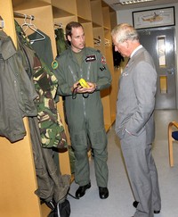 Pangeran William menunjukkan beberapa peralatan pada sang ayah. Chris Jackson - WPA Pool/Getty Images.