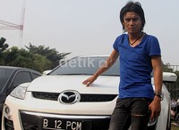 Charly dan mobil Mazda putihnya. Gusmun/detikHot.
