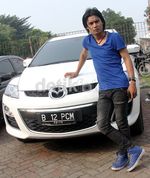 Charly Van Houten dan Mobil Putih Kesayangannya