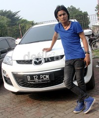 Mobil mazda putih milik Charly Setia band. Gusmun/detikHot.