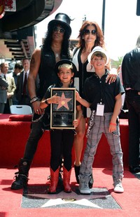 Slash bersama keluarga di Hollywood Walk Of Fame, Hollywood, California pada Selasa (10/7/2012). Frazer Harrison/Getty Images.