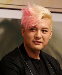 Rambut pirang dan pink Shindong SuJu. (dok Sport Korea)