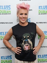 Rambut cepak Pink yang berwarna pink. Jason Kempin/Getty Images.