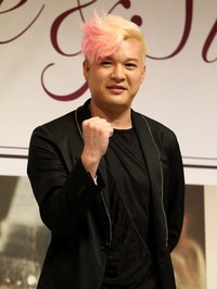 Shindong SuJu dengan rambut pirang dan merah jambunya. (dok Sport Korea)