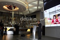 Gubernur Jawa Timur (Jatim) Soekarwo selaku pemilik saham mayoritas PT Bank Jatim Tbk (BJTM) meminta seluruh karyawan bank daerah ini berbenah. Hal ini seiring dengan bergantinya status Bank Jatim menjadi perusahaan publik. Budi Hartadi/detikcom.