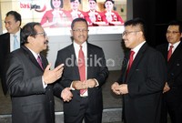 Pakde Karwo menyampaikan perkembangan Bank Jatim kepada Dirut Bursa Efek Indonesia Ito Warsito. Budi Hartadi/detikcom.