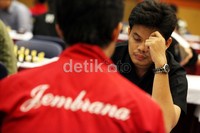 Di nomor perorangan putra kejurnas Catur Mahasiswa 2012, pecatur terbaik Indonesia GM Megaranto Susanto (kanan), yang mewakili dari perguruan tinggi Gunadarma, berhasi menjadi juara dengan nilai 8,5.