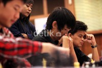 Meski telah unggul dalam penilaian poin, GM Megaranto Susanto (kanan) tetap tidak meremehkan lawannya disaat pertandingan terakhir kejurnas Catur Mahasiswa 2012.