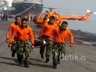 TNI AL Latihan Evakuasi Medis Udara
