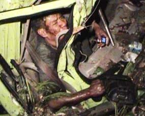 Truk Muat Ikan Terjun ke Sungai, Sopir Sempat Terjepit 