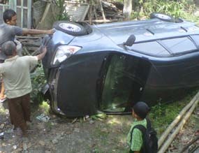 Salip Truk, Xenia Terguling Masuk Selokan