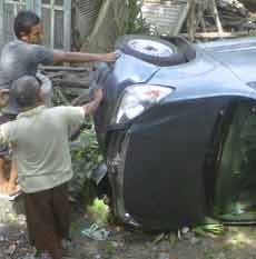 Salip Truk, Xenia Terguling Masuk Selokan