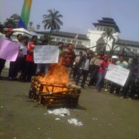 Pedagang Acungkan Kaki dan Kepala Ayam di Gedung Sate