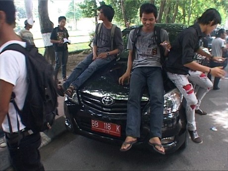 Mobil Pelat Merah Disandera Mahasiswa Pendemo di Medan