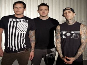 Fobia Terbang Jauh, Travis Barker Tak Ikut Tur Blink-182 di Australia