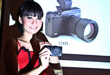 Kamera Ricoh GR dan GXR dijual dengan harga 4,5 juta dan 5,7 juta.