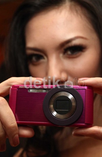 Sedangkan kamera Pentax Optio LS465 dijual seharga 1,1 juta.
