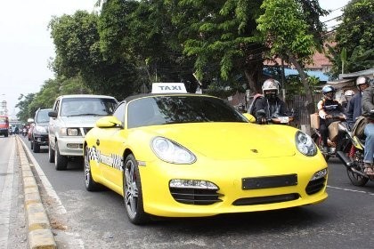 Taksi Ferrari Bikin Heboh Warga Jakarta