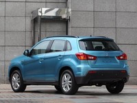 Menjajal Lancer Berbodi SUV