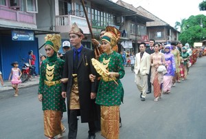 Yuk! Ikut Arak Pengantin Keliling Kampung di Kayuagung
